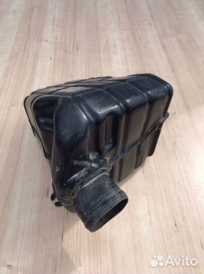 Резонатор воздушного фильтра Nissan Bluebird 1.8