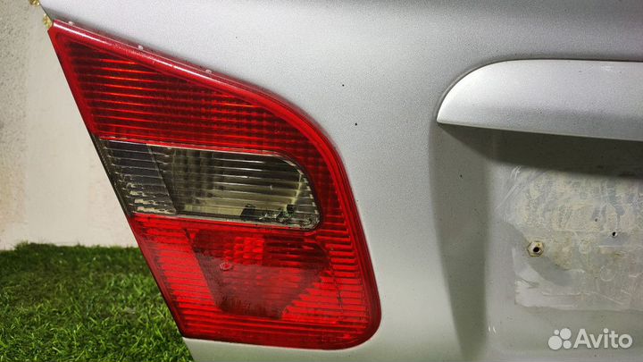 Фонарь задний внутренний левый Mitsubishi Carisma