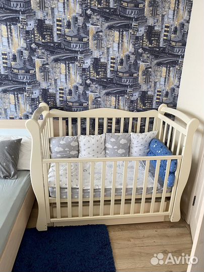 Детская кроватка с маятником и ящиком