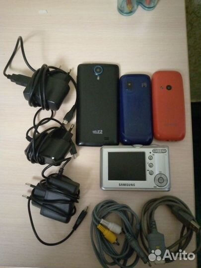 Телефоны и фотоаппарат