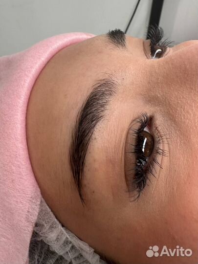 Модель на брови