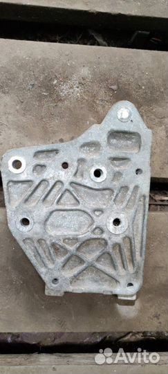 Кронштейн генератора Nissan Cube