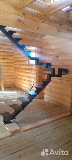Лестница с площадкой на второй этаж