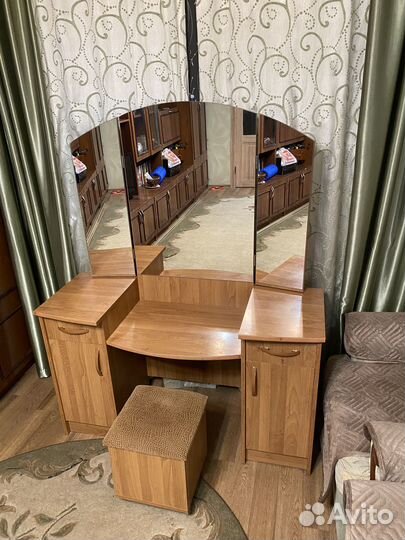 Туалетный столик с зеркалом и пуфиком