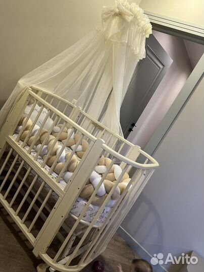 Детская кроватка с маятником