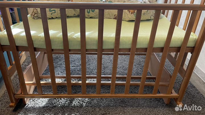 Кроватка детская с маятником