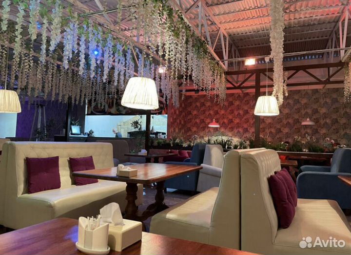 Кассир в рестран с проживанем на море