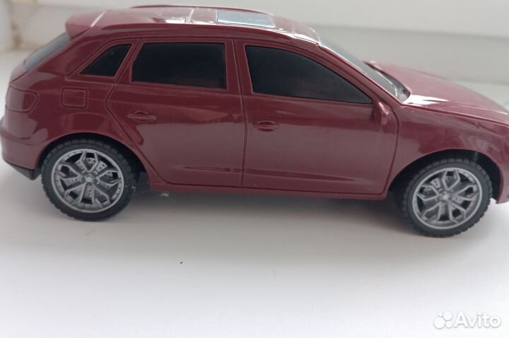 Игрушка машинка на радиоуправлении