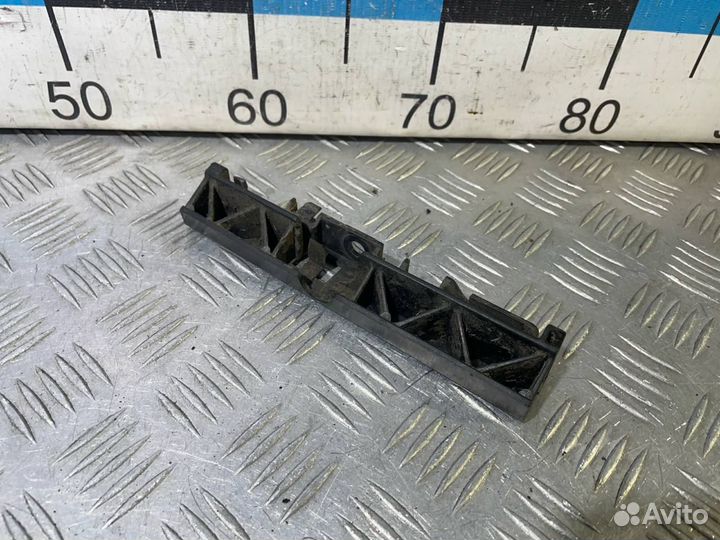 Б/У Кронштейн накладки на порог#001