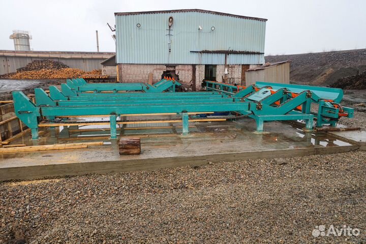 Поперечный транспортёр с разобщителем бревна