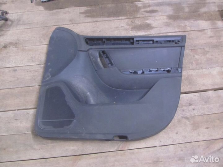 Обшивка двери передней правой для VW Touareg 2010)