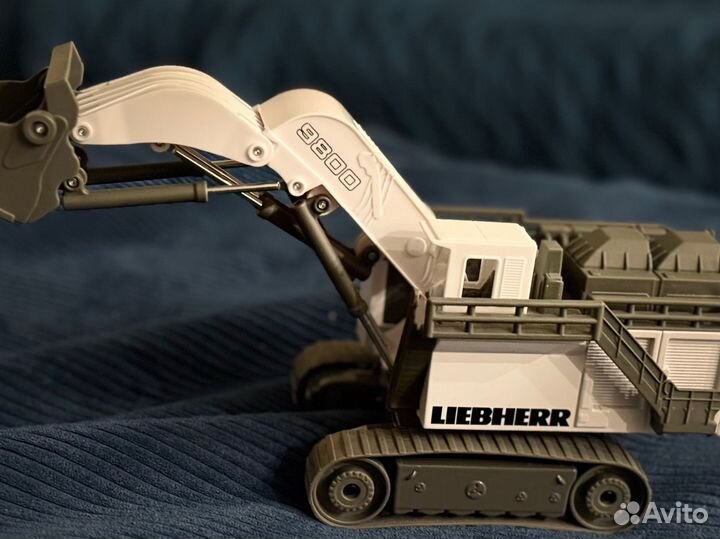 Игрушка горный экскаватор Liebherr R9800