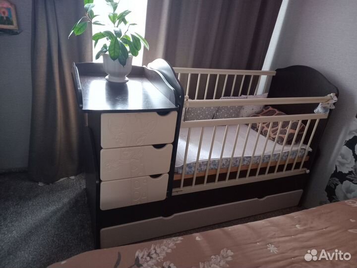 Детская кроватка с маятником