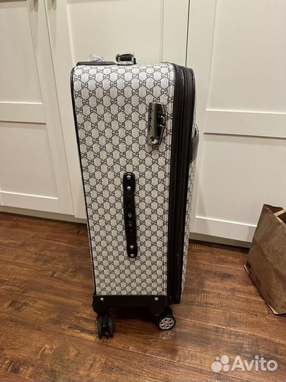 Чемодан на колесах новый