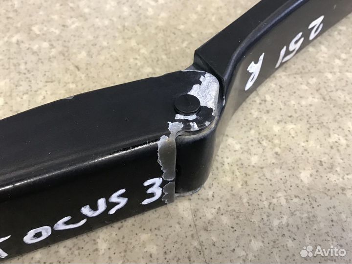 Поводок стеклоочистителя передний правый Ford Focu