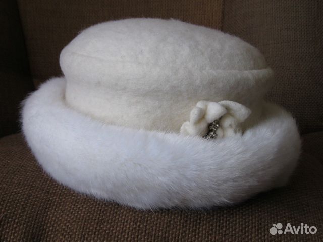 Шапка женская белая р. 54