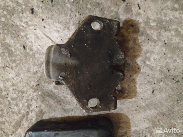 Подушка двигателя Тойота Хайс 2L