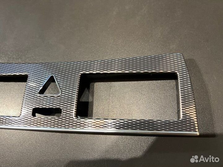 Вставка центральной консоли Mercedes-Benz