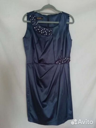 Платье с украшениями