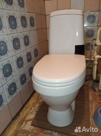 Унитаз б/у с крышкой без бачка