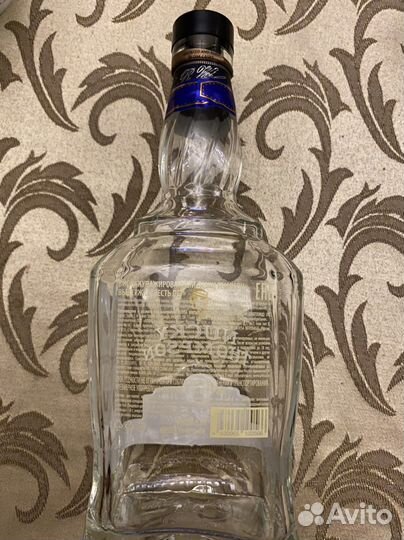 Пустая бутылка из-под виски