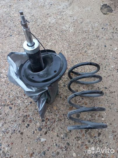 Амортизатор передний правый с пружиной.новое