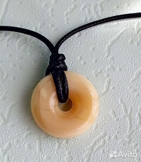Кулон из нaтуpального янтaря