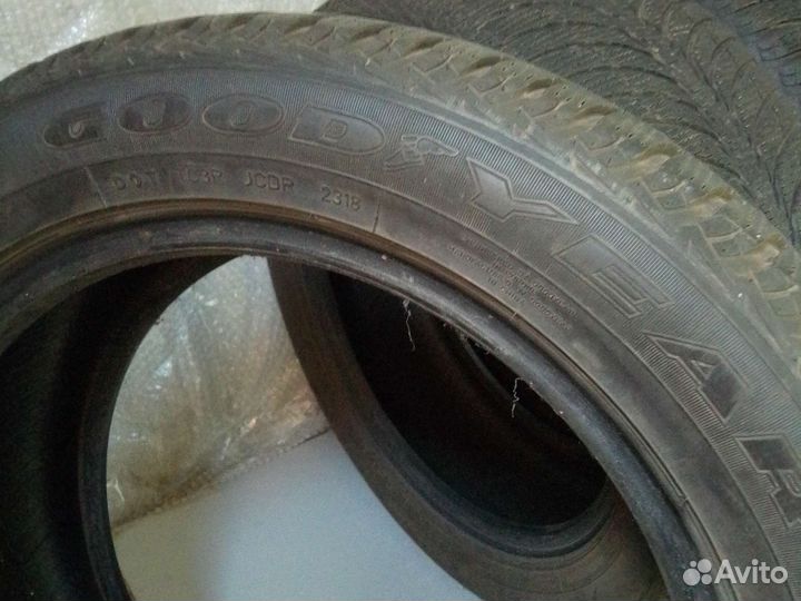 Goodyear UltraGrip Ice 215/55 R17 94T