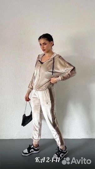 Спортивный костюм женский