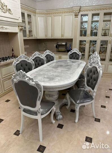 Обеденный стол и стулья