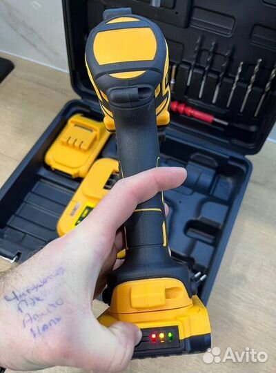 Шуруповерт dewalt ударный 26 v + биты и сверла