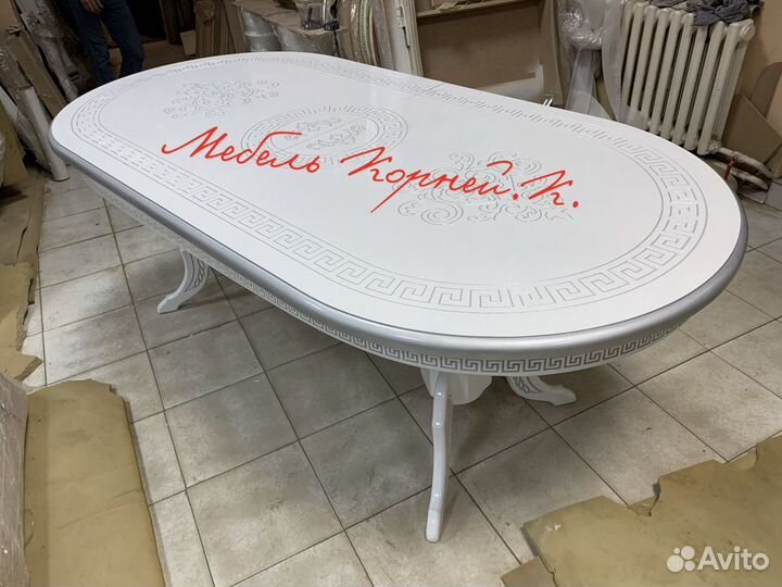 Большой обеденный стол на балясинах