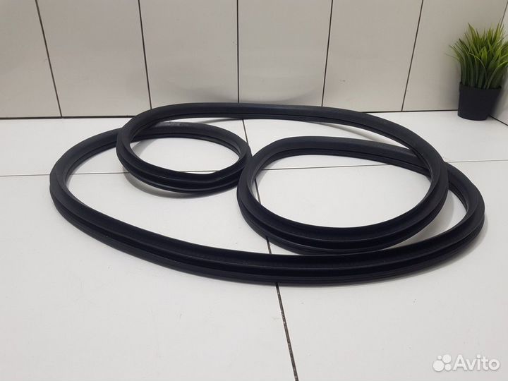 Уплотнитель переднего правого проема