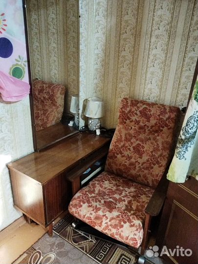 Кресло, шкаф с зеркалом