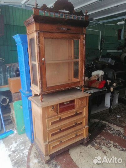 Старинный деревянный буфет высокий