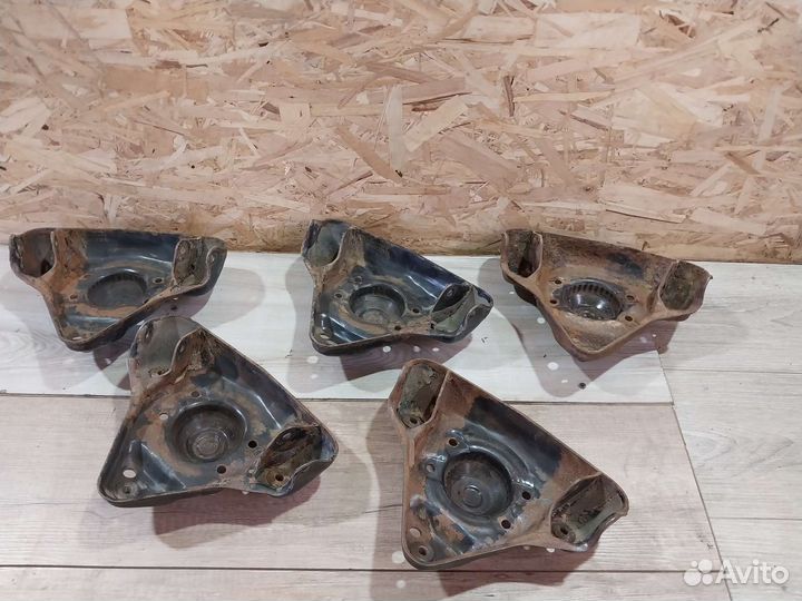 Кронштейн опора амортизатора Volkswagen Passat B5