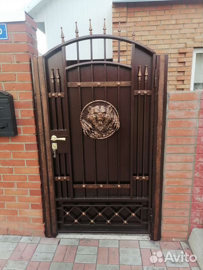 Кованая калитка с медведем