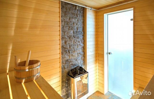 уютная парная со стеклянной дверью