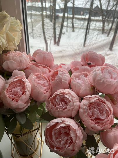 Искусственные цветы пионы в вазах