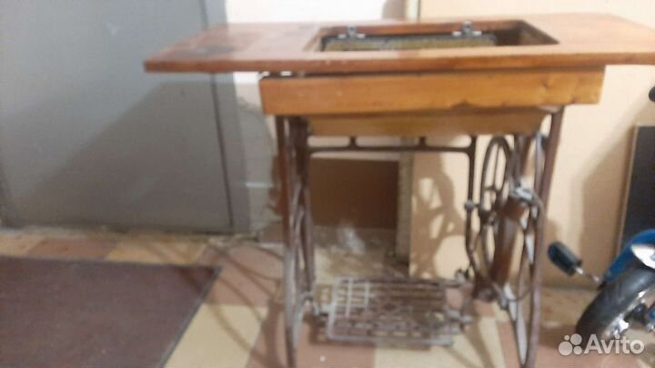 Старая швейная машинка