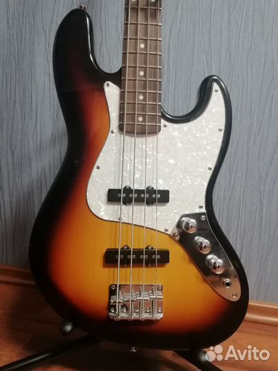 Бас гитара с комбоусилителем