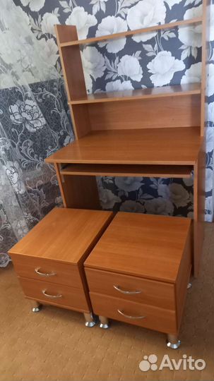 Компьютерный стол и 2 тумбочки