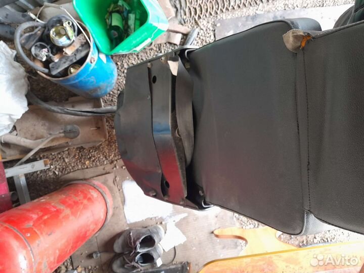 Сиденье на грузовик поворотное