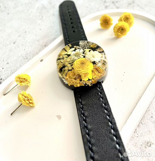 Браслет из эпоксидной смолы с цветами