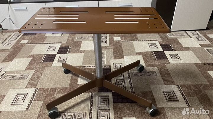 Тумба под телевизор на колесиках