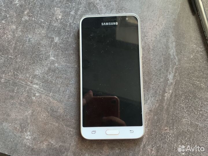 Телефон Samsung galaxy j3