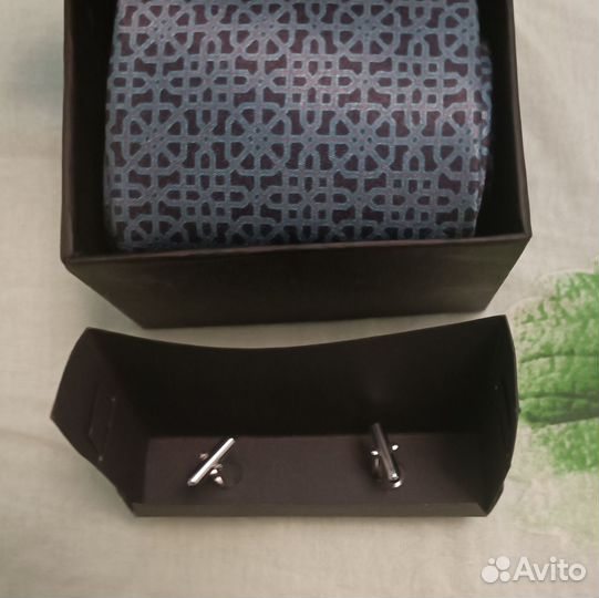 Галстук и запонки в подарочной коробке новые