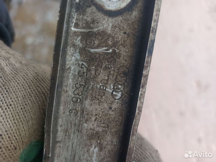 Кронштейн выпускного коллектора Volkswagen Passat