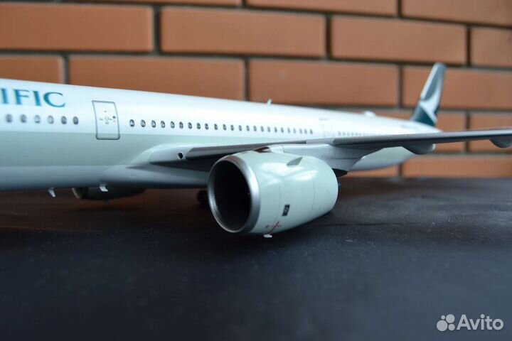 Модель самолёта Airbus A350-1000