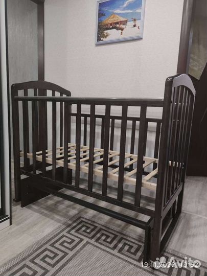 Детская кроватка с маятником